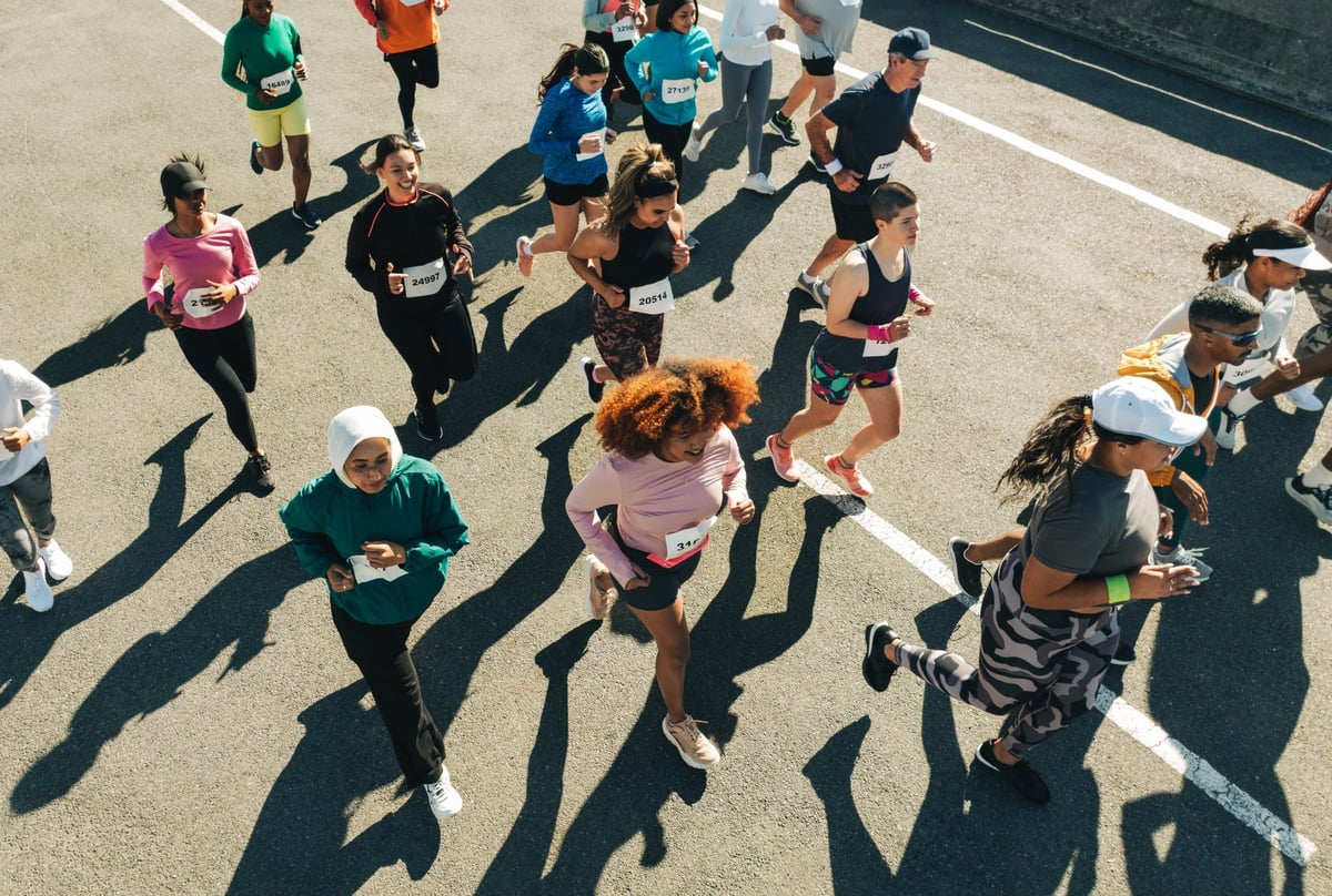 Vista aérea de participantes corriendo en una carrera al aire libre organizada por ChronoSport