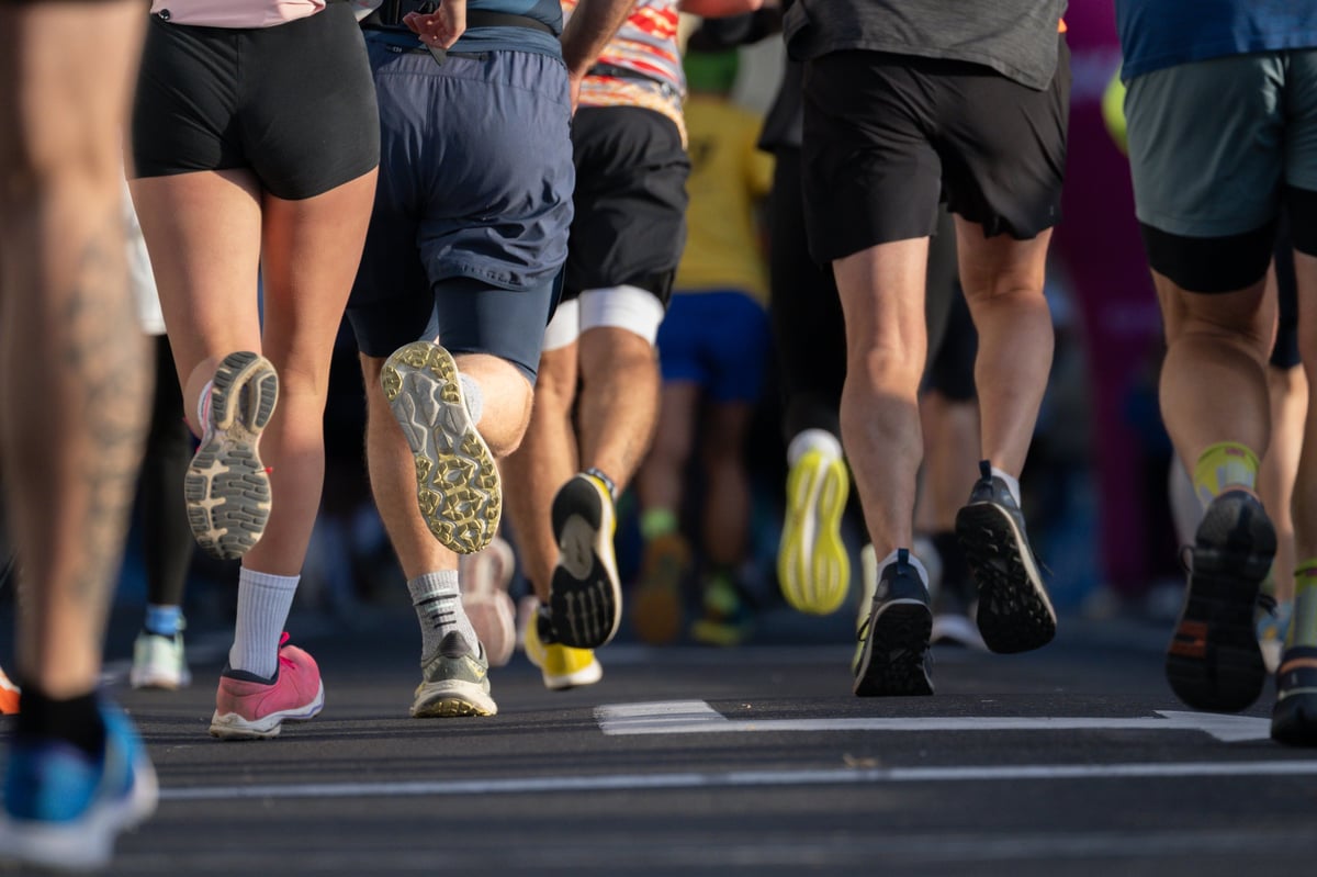 Detalle de las piernas de corredores durante un maratón en la ciudad