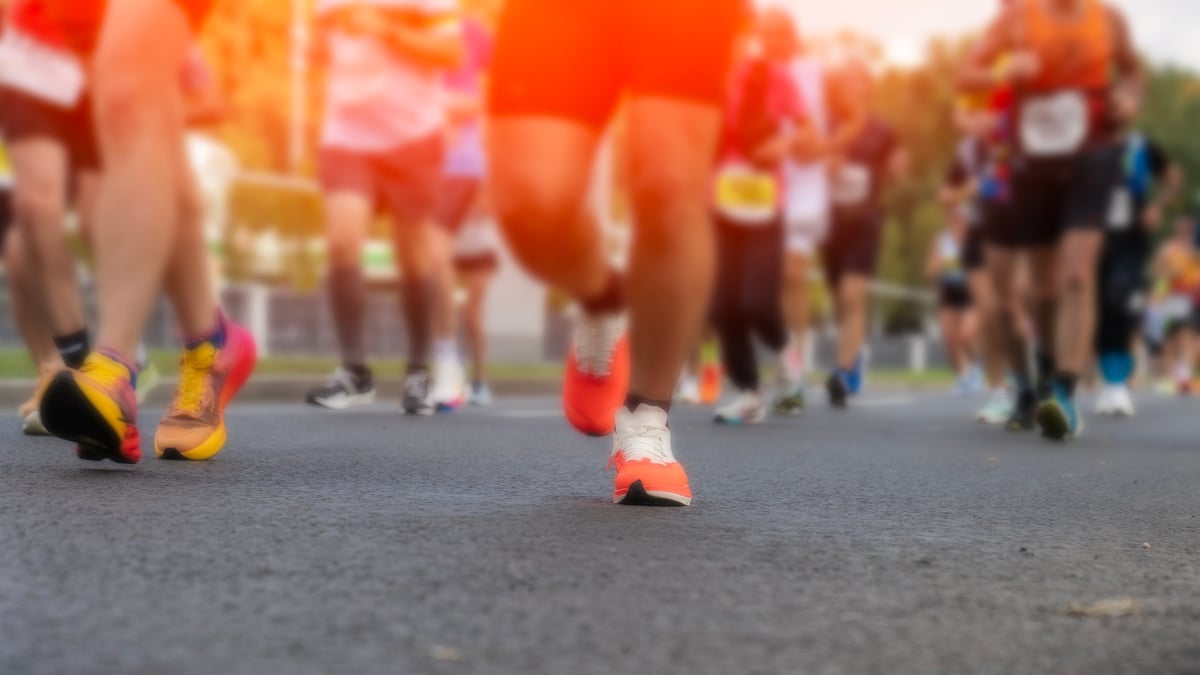Corredores avanzando por una calle de la ciudad durante un maratón